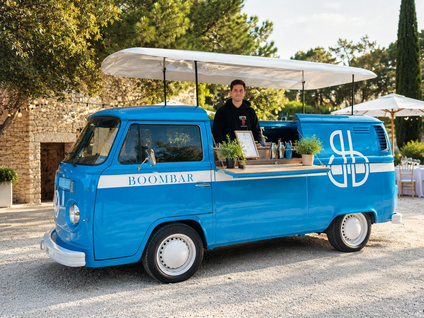 Moder Boombar kombi kot mobilni bar za poroke, zabave in poslovne dogodke